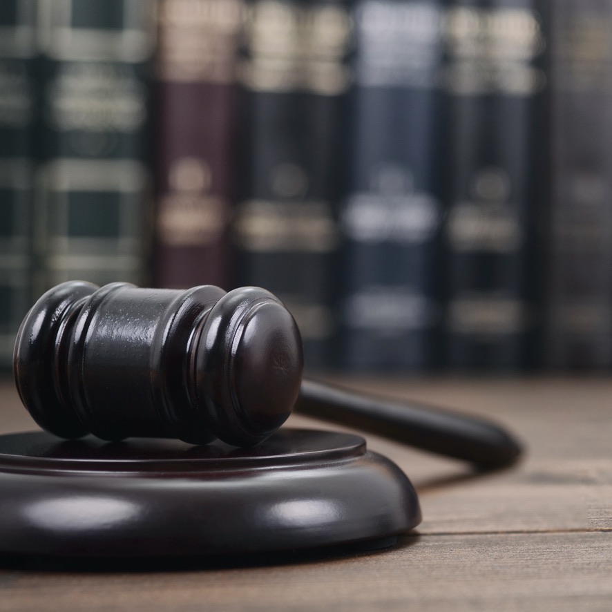 Judge Gavel and Law books on a wooden background. Aksjeloven