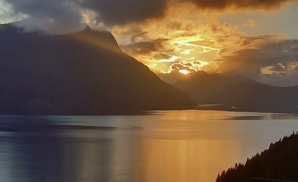 Vekstra Fjord Rekneskap AS er lokalisert på 5 vakre stader på Nordvestlandet, alle med umiddelbar nærleik til fjord og fjell